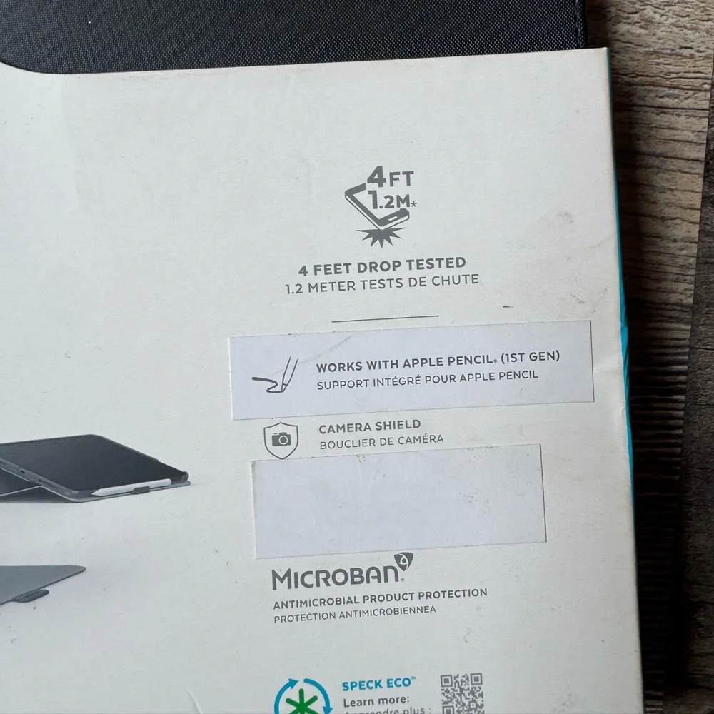 NWT Speck Balance Folio for iPad (2022) - Black and White